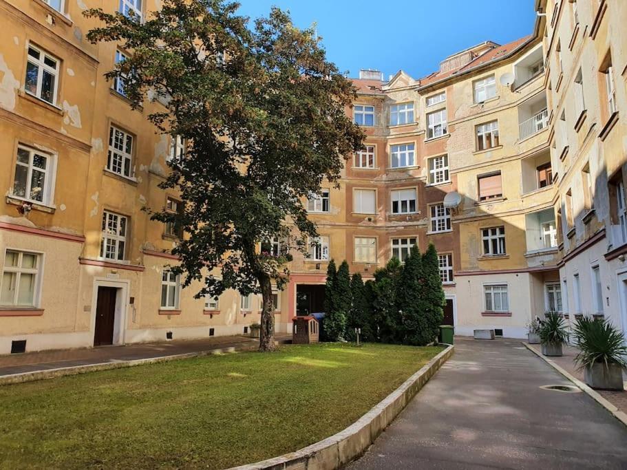 Lovely & Unique Apt In The Historic Center. Pozsony Kültér fotó